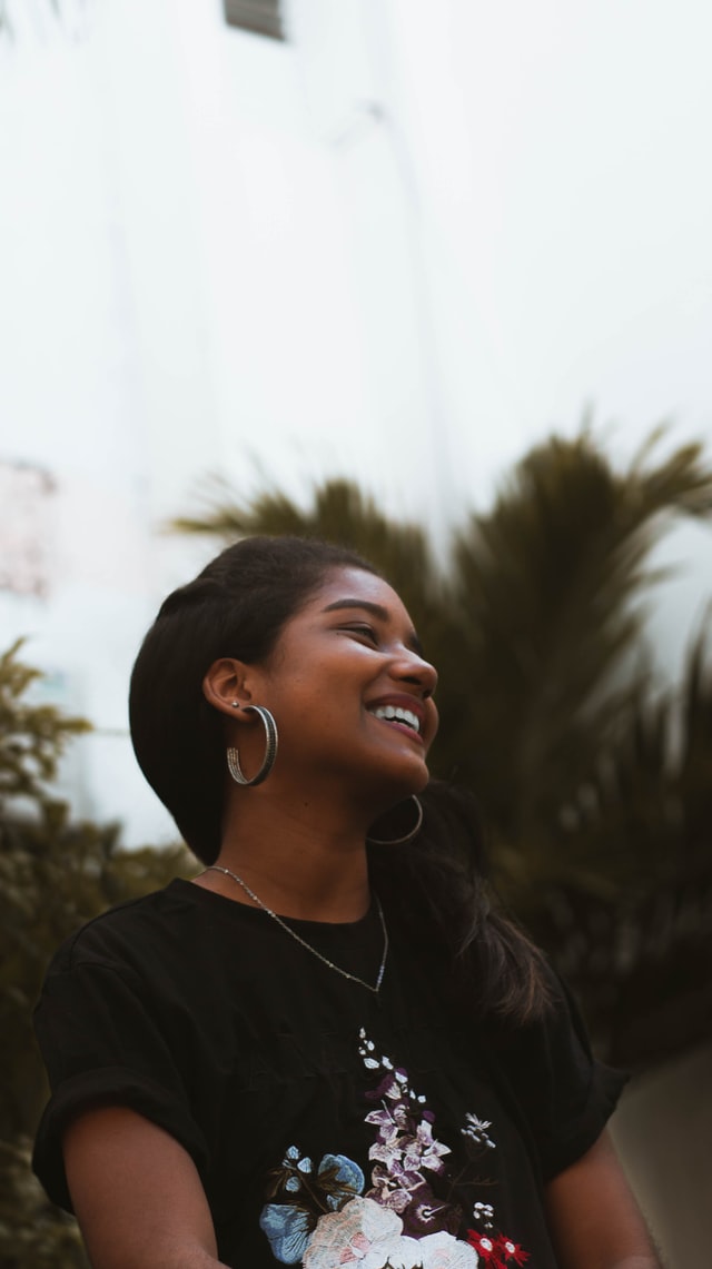 Persona mirando al horizonte sonriendo